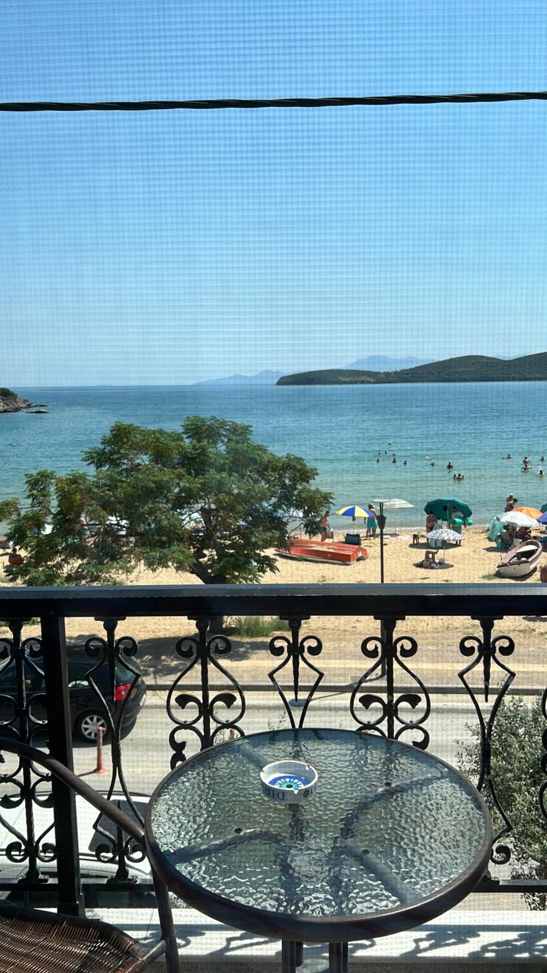 E & F Sea View Flat Leilighet Néa Péramos Eksteriør bilde